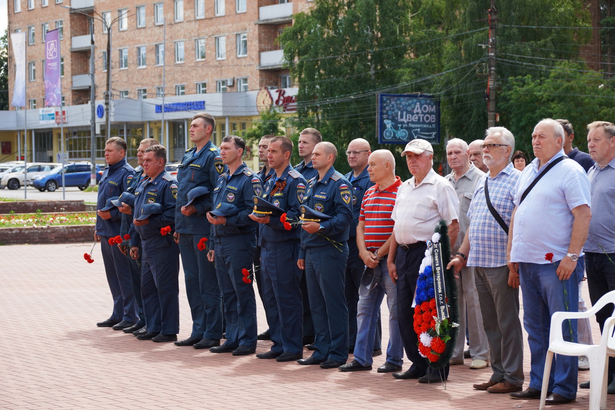 Участники митинга возложили цветы к Вечному огню